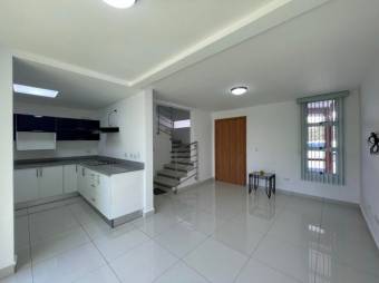 Se vende espaciosa casa con patio y terraza en San Pablo de Heredia 23-397