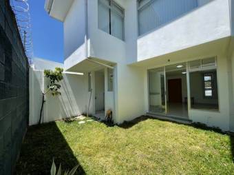 Se vende espaciosa casa con patio y terraza en San Pablo de Heredia 23-397