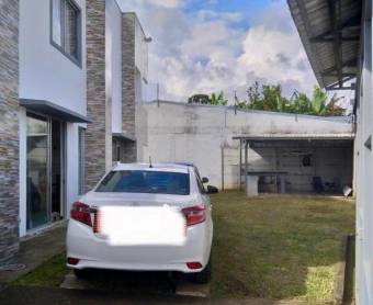 Se vende hermosa y espaciosa casa con más de 450m2 de lote en San Pedro de Santa Barbara 23-1506