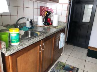 Se vende espaciosa casa con patio en Ulloa de Heredia 23-1397