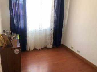 Se vende espaciosa casa con patio en Ulloa de Heredia 23-1397