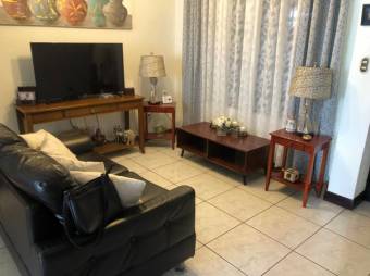 Se vende espaciosa casa con patio en Ulloa de Heredia 23-1397