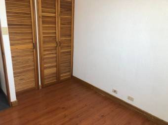 Se vende espaciosa casa con patio en Ulloa de Heredia 23-1397