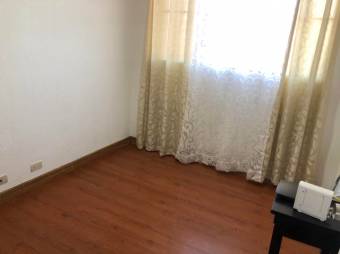 Se vende espaciosa casa con patio en Ulloa de Heredia 23-1397