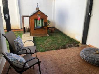 Se vende espaciosa casa con patio en Ulloa de Heredia 23-1397