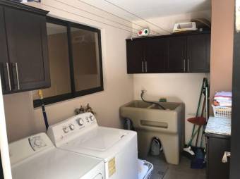 Se vende espaciosa casa de uso de suelo mixto en San Francisco de Heredia 22-2727