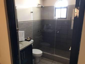 Se vende espaciosa casa de uso de suelo mixto en San Francisco de Heredia 23-2727