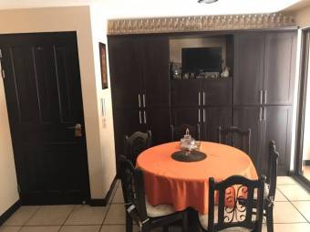 Se vende espaciosa casa de uso de suelo mixto en San Francisco de Heredia 23-2727