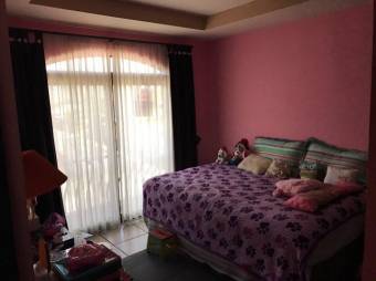 Se vende espaciosa casa de uso de suelo mixto en San Francisco de Heredia 23-2727