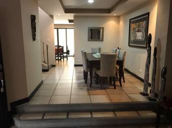 Se vende espaciosa casa de uso de suelo mixto en San Francisco de Heredia 23-2727