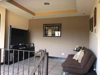 Se vende espaciosa casa de uso de suelo mixto en San Francisco de Heredia 22-2727