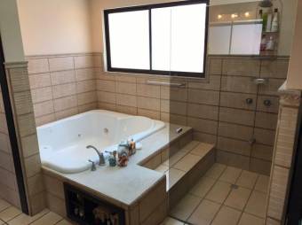 Se vende espaciosa casa de uso de suelo mixto en San Francisco de Heredia 22-2727