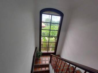 Se vende hermosa y espaciosa casa con patio en Mercedes norte de Heredia 23-456