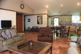 Se vende casa en quinta con más de 2600m2 de lote en Ángeles de Heredia 23-1241