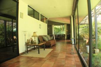 Se vende casa en quinta con más de 2600m2 de lote en Ángeles de Heredia 23-1241