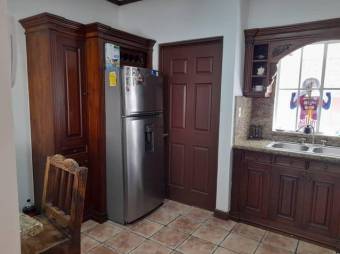 Se vende espaciosa casa con terraza en San Antonio de Belén 23-1382