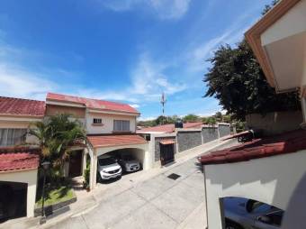 Se vende espaciosa casa con terraza en San Antonio de Belén 23-1382