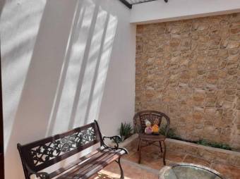 Se vende espaciosa casa con terraza en San Antonio de Belén 23-1382