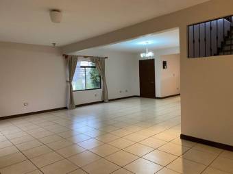 Se vende espaciosa casa con jardín y piscina en San Francisco de Heredia 23-1032