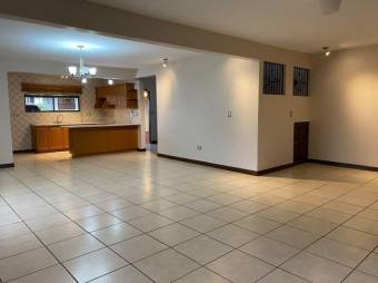 Se vende espaciosa casa con jardín y piscina en San Francisco de Heredia 23-1032