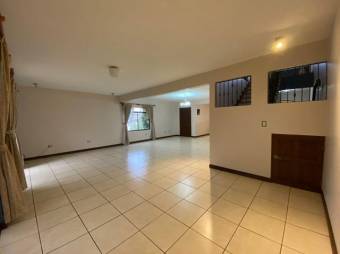 Se vende espaciosa casa con jardín y piscina en San Francisco de Heredia 23-1032