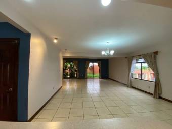 Se vende espaciosa casa con jardín y piscina en San Francisco de Heredia 23-1032