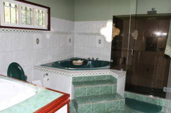 Preciosa casa Estilo Colonial en la Ruta 32 de Guapiles,  En Venta    CG-23-2533