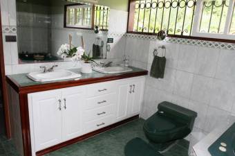 Preciosa casa Estilo Colonial en la Ruta 32 de Guapiles,  En Venta    CG-23-2533