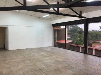 Se alquila espacioso local comercial en Centro de Escazú 23-2800