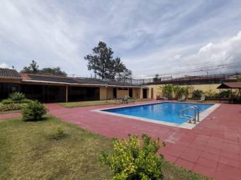 Se alquila hermosa y espaciosa casa con gran patio y piscina en Moravia de San José 23-2795 