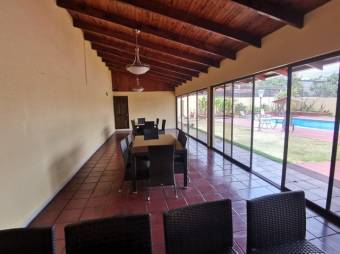 Se alquila hermosa y espaciosa casa con gran patio y piscina en Moravia de San José 23-2795 