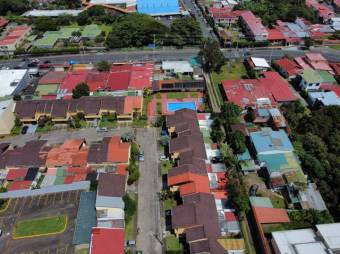 Se alquila hermosa y espaciosa casa con gran patio y piscina en Moravia de San José 23-2795 