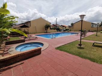 Se alquila hermosa y espaciosa casa con gran patio y piscina en Moravia de San José 23-2795 