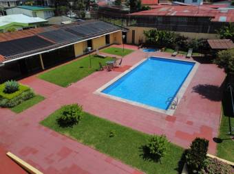 Se alquila hermosa y espaciosa casa con gran patio y piscina en Moravia de San José 23-2795 