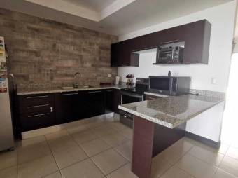 Se vende hermosa y espaciosa casa con terraza y piscina en San Rafael de Escazú 23-2798