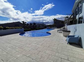 Se vende hermosa y espaciosa casa con terraza y piscina en San Rafael de Escazú 23-2798