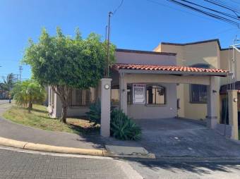 Se alquila espaciosa casa con terraza en San Francisco de Heredia 23-2681