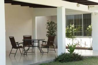 Fabulosa casa en Playa con Excelente ubicación en Puntarenas en Venta.    CG-23-1148