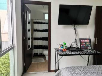 Se alquila hermoso y espacioso apartamento con piscina en Hatillo de San José 23-2373