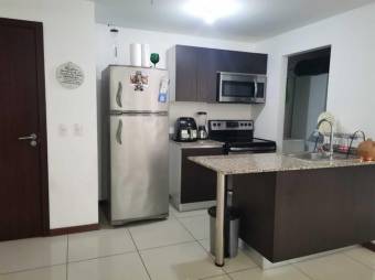 Se alquila hermoso y espacioso apartamento con piscina en Hatillo de San José 23-2373