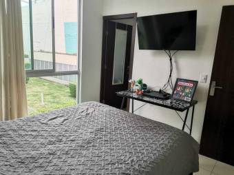 Se alquila hermoso y espacioso apartamento con piscina en Hatillo de San José 23-2373