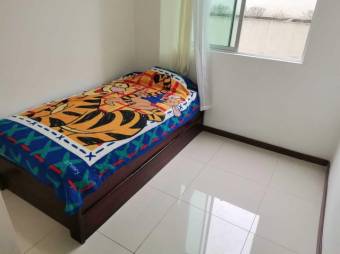 Se alquila hermoso y espacioso apartamento con piscina en Hatillo de San José 23-2373