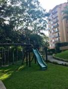 Se alquila espacioso apartamento con piscina en San Rafael de Escazú 23-2740 