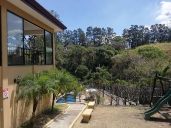 Se alquila espacioso apartamento con piscina en San Rafael de Escazú 23-2740 