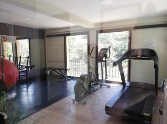 Se alquila espacioso apartamento con piscina en San Rafael de Escazú 23-2740 