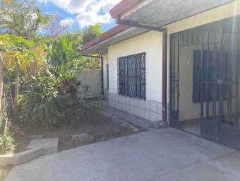 Espectacular Casa con Amplio terreno en SantaAna en Venta.   CG-23-2091