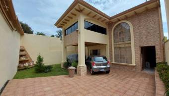 Hermosa casa de dos Niveles en Curridabat en Venta.   CG-23-998