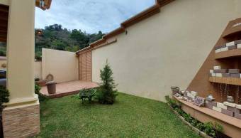 Hermosa casa de dos Niveles en Curridabat en Venta.   CG-23-998