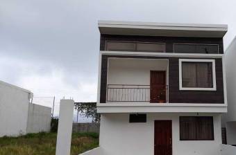 Bonita casa de Dos Niveles en CartagoAguaCaliente en Venta.   CG-23-983