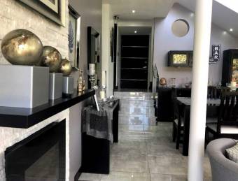 Hermosa y Moderna casa Estilo Contemporánea en Ulloa en Venta. CG-23-2204